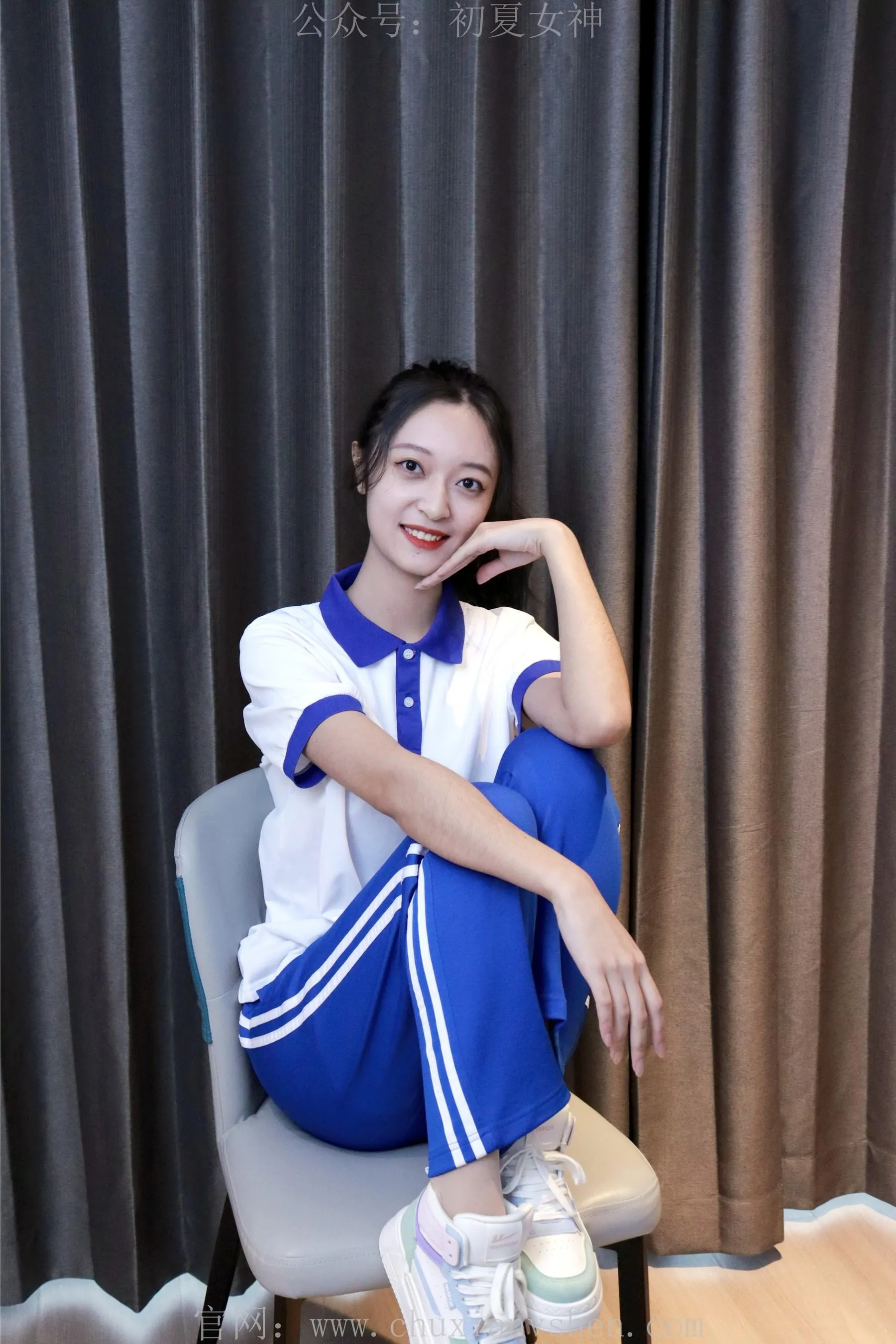 初夏女神 NO.001 依依校服搭配37码运动鞋拍摄 [126P]插图7